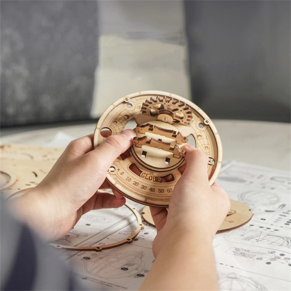 Globe Lumineux – Maquette en Bois 3D