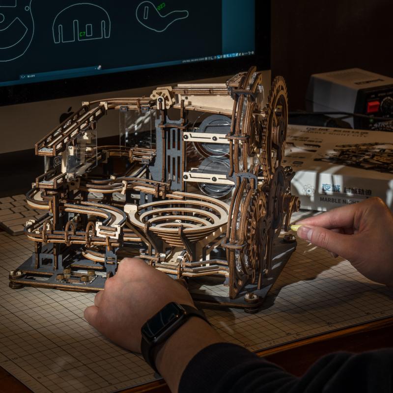 Circuit de billes : Ville Nocturne – Maquette en bois 3D