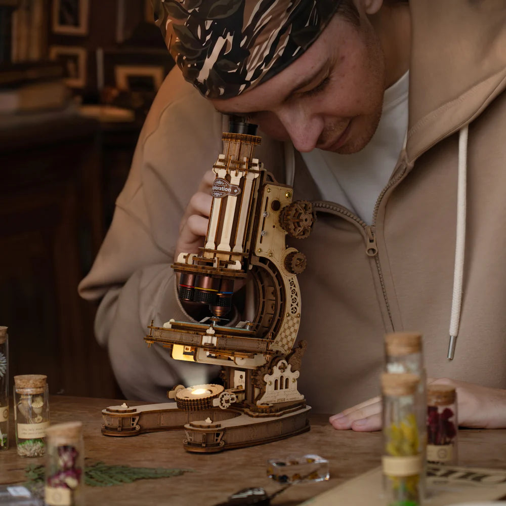 Puzzle 3D mécanique en bois représentant un microscope